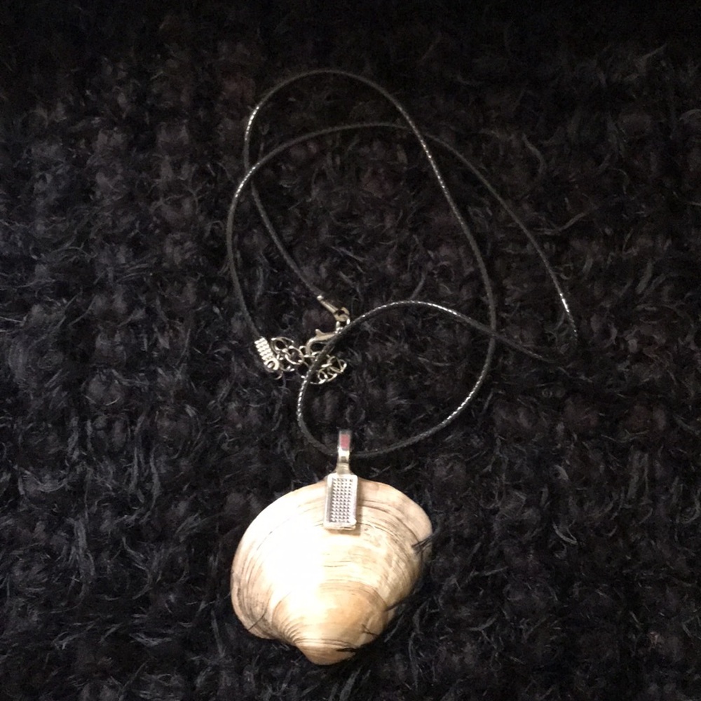 SeaShell Necklace Hand Created - Picture 3 of 17